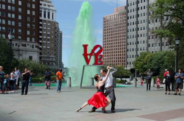 Meredith Klein, director of the Philadelphia Argentine Tango School, and Pablo Garcia Gomez, an Argentine native, dance at Love Park during a performance to welcome Pope Francis